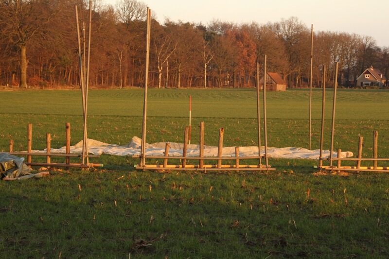 Het terrein tijdens het opbouwen